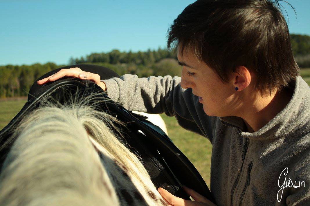 photo d'isabelle examinant une selle